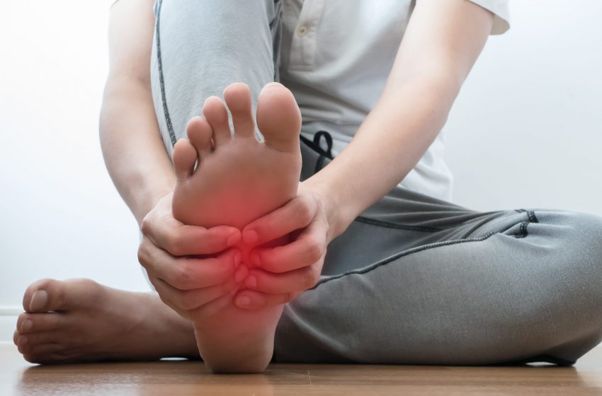 Dolore sotto la pianta del piede: cause, sintomi e rimedi